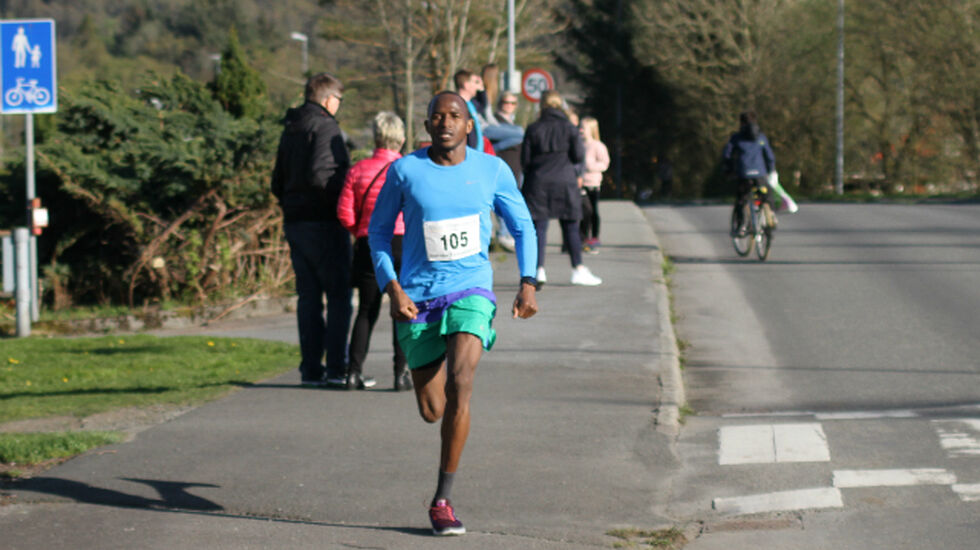 Salim Yousif var til slutt suveren i det 6,2km lange Strandaløpet.  Foto: Thomas Hetland.