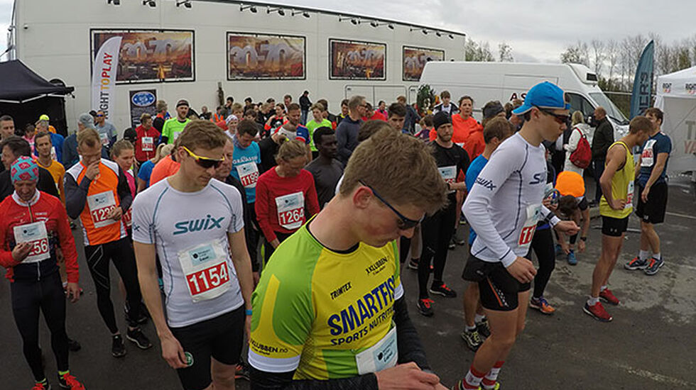 Startfeltet på 10 km i Norwegian Outlet-løpet 2017. (Alle foto: Bjørn Johannessen)