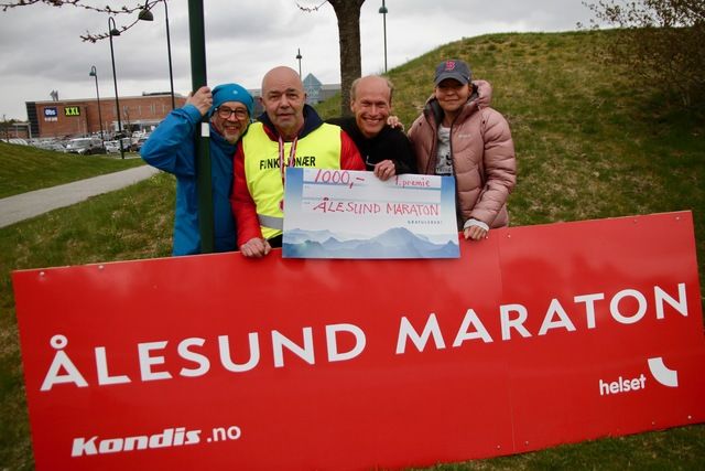 Ålesundløpene arrangerer Ålesund Maraton. Fra venstre, Helge Fuglseth (arrangør), Per Jan Helset (arrangør), Jan Ketil Vinnes (deltaker) og Angelique Helset (arrangør). Det ser ut som Jan Ketil allerede har hånd om sjekken, men det skal løpes først.Foto: Jarle Mordal, Smp Ålesundløpene arrangerer Ålesund Maraton. Fra venstre, Helge Fuglseth (arrangør), Per Jan Helset (arrangør), Jan Ketil Vinnes (deltaker) og Angelique Helset (arrangør). Det ser ut som Jan Ketil allerede har hånd om sjekken, men det skal løpes først.Foto: Jarle Mordal, Smp