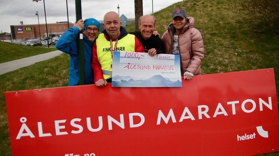 Ålesundløpene arrangerer Ålesund Maraton. Fra venstre, Helge Fuglseth (arrangør), Per Jan Helset (arrangør), Jan Ketil Vinnes (deltaker) og Angelique Helset (arrangør). Det ser ut som Jan Ketil allerede har hånd om sjekken, men det skal løpes først.Foto: Jarle Mordal, Smp