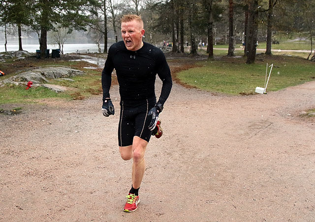 Joar Thele fightet seg til sterke 9.53 i ytterst kjølige forhold. Foto: Heming Leira