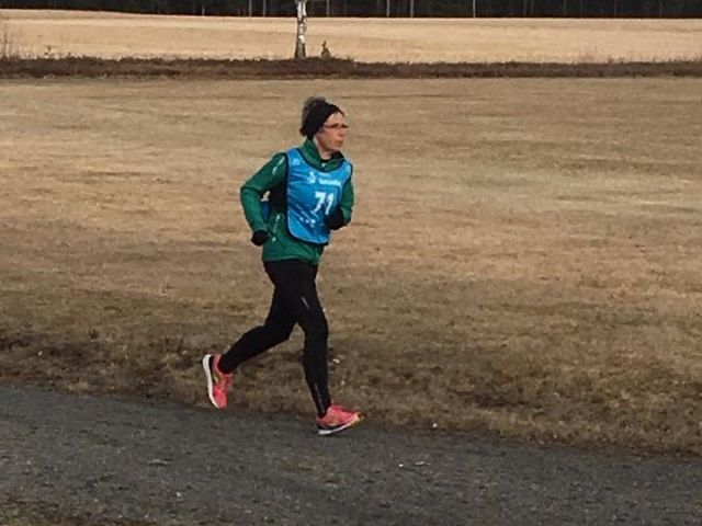 Mona Sundeng Enger i aksjon på 800 m. (Foto: Gunn Helen Kjensmo)