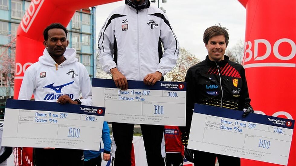 Awet Kibrab (fra v.), Senay Fissehatsion,  og Vegard Ølstad med premiersjekkene etter kveldens tette oppgjør i Hamars parker.