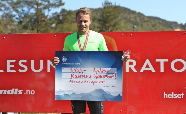 Rasmus Gausemel fra Hornindal sprang sitt andre maraton i Ålesund i formiddag. Det blei seier og ny personlig rekord på tiden 3.03.14. Foto: Martin Hauge-Nilsen