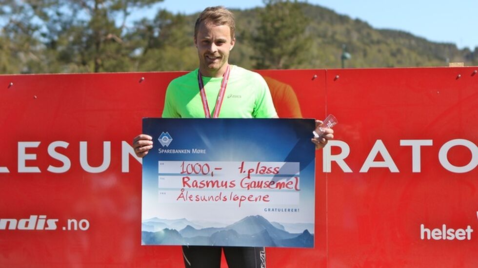 Rasmus Gausemel fra Hornindal sprang sitt andre maraton i Ålesund i formiddag. Det blei seier og ny personlig rekord på tiden 3.03.14. Foto: Martin Hauge-Nilsen