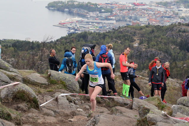 Rebecca Hilland har lagt Bergen bak seg og er på vei mot toppen av Løvstakken