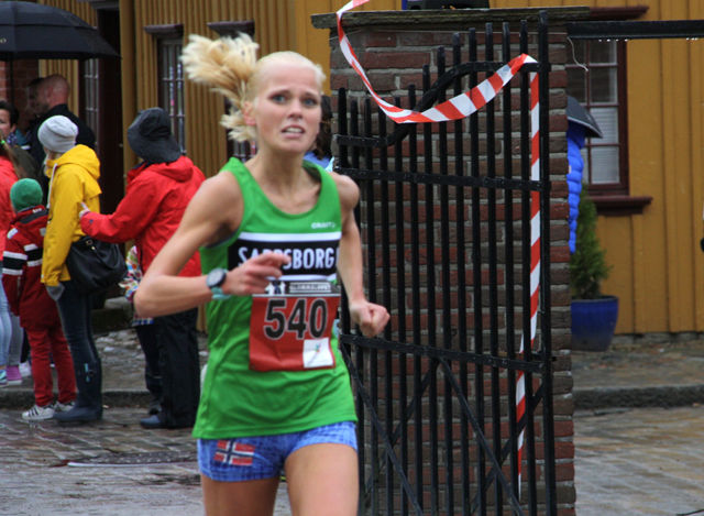 17-åringen Julie Larsen fra Sarpsborg IL på oppløpet i nabobyen som vinner. (Foto: Hege Tokerud)