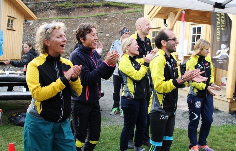 Alle elsker å bli heiet på. Uansett hvor sliten man er kommer smilet fram. Bildet er fra Kristins Runde (80km) som ble arrangert i Nordmarka 2008-2013. (Foto: Olav Engen)