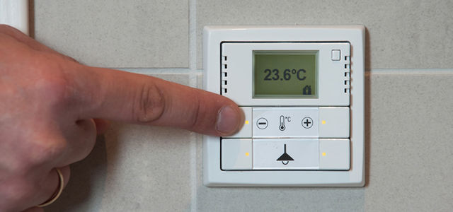 ABB-KNX-termostat-hånd-crop