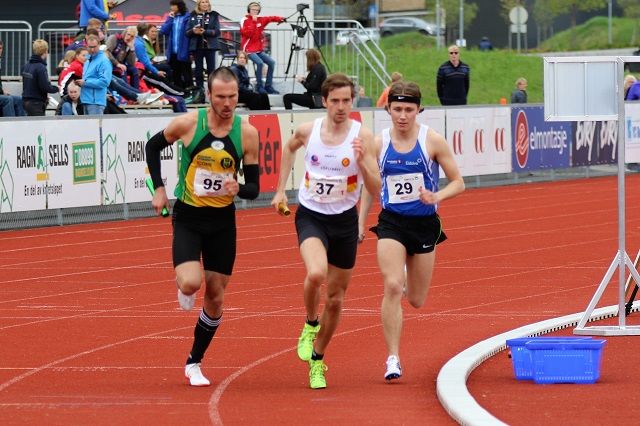 Tre lag på start på 4 x 1500 m på Hamar (fra v.): Andreas Roth for Ullensaker/Kisa IL, Vidar Dahle for IL Gular og Ole Flatebø for FIK Orion. 