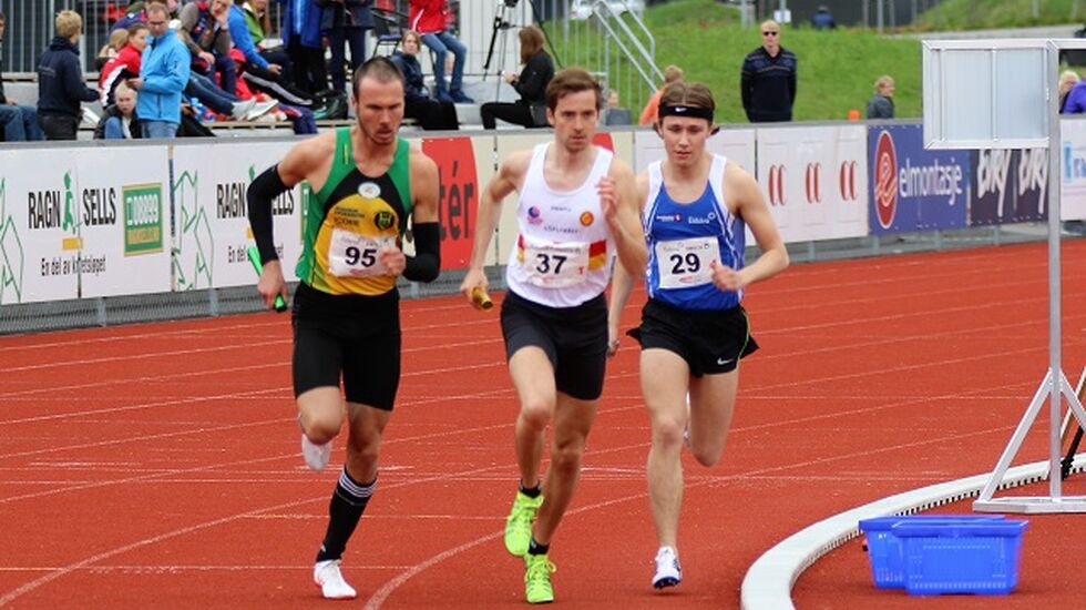 Tre lag på start på 4 x 1500 m på Hamar (fra v.): Andreas Roth for Ullensaker/Kisa IL, Vidar Dahle for IL Gular og Ole Flatebø for FIK Orion. 