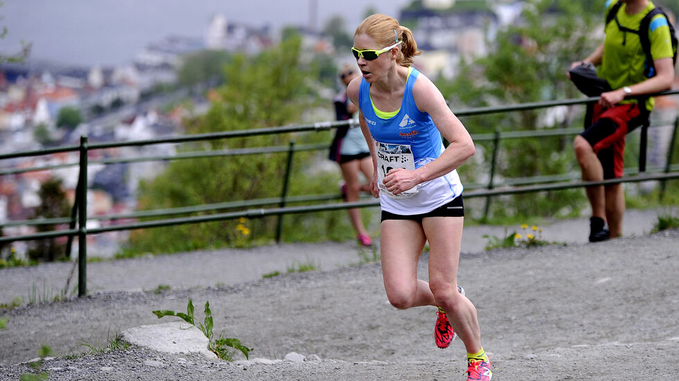 Det er fem år siden Rebecca Hilland kanskje var i sitt livs form som her opp Fløyen i Bergen (2017), men hun holder fortsatt imponerende nivå. (Foto: Arne Dag Myking)