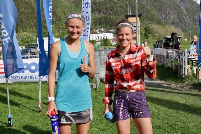 Ida Nilsson. Högby IF (tv) og Emelie Forsberg, Öbacka  sprang likt over mål og vant kvinneklassen i Åndalsnesløpet