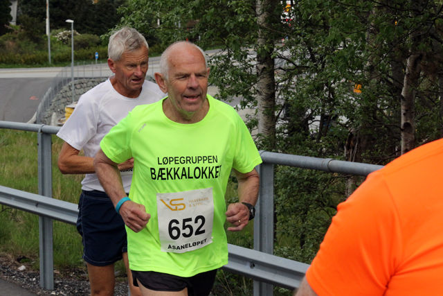 Habil løper: Steinar Øen har løpt hele 237 halvmaratonløp i sitt liv. Her fra Åsaneløpet i år. Foto: Tom Roger Johansen