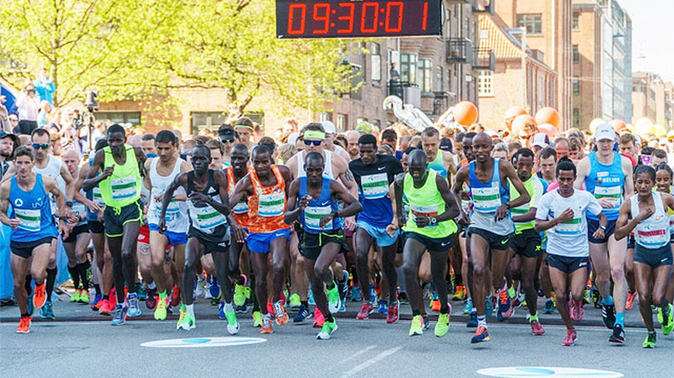 Klokka halv ti søndag formiddag la maratonfeltet av gårde. (Foto: arrangøren)