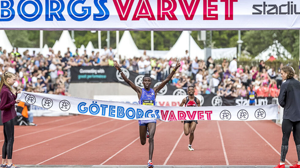 Fancy Chemutai fra Kenya løp inn til ny løyperekord på 1.07.58. (Foto: arrangøren / Glenn Unger)