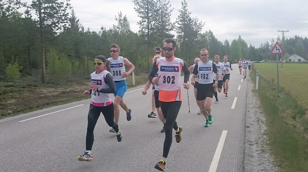 Odal SK i tet fra start på Furumoen torsdag ved Cathrine Andersen og Lars Skogheim med dagens vinner Christoffer Enderud Hansen (308) rett bak.