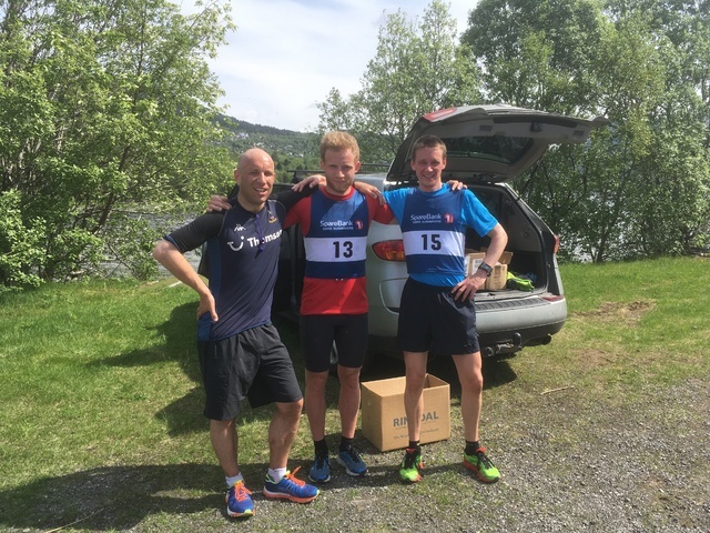 Dei tre beste i den 62. utgåve av Rotevatnet Rundt. Frå venstre Einar Orten Trovåg (2), Håkon Orten Trovåg (vinnar) og Svein Arne Lødemel (3). Foto: arrangør