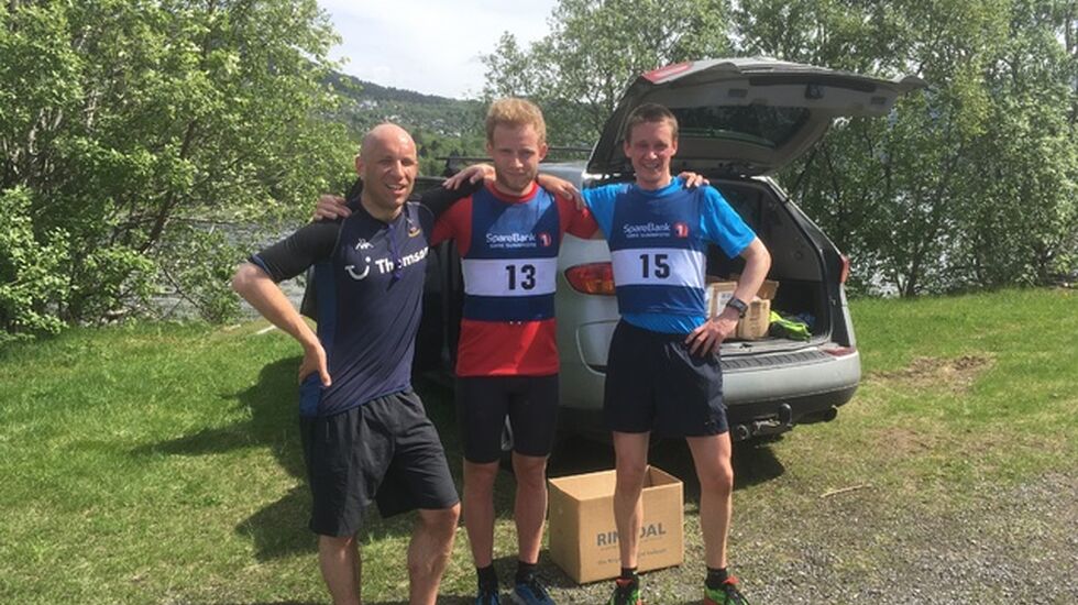 Dei tre beste i den 62. utgåve av Rotevatnet Rundt. Frå venstre Einar Orten Trovåg (2), Håkon Orten Trovåg (vinnar) og Svein Arne Lødemel (3). Foto: arrangør
