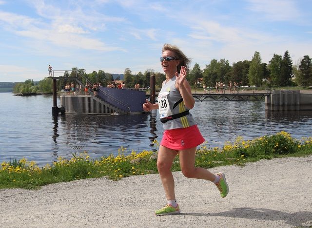 Ellen Wold, tidligere styremedlem i Kondis, passerer Norges mest berømte stupetårn på Koigen på de siste meterne av sitt milløp på Hamar lørdag. Ellen Wold, tidligere styremedlem i Kondis, passerer Norges mest berømte stupetårn på Koigen på de siste meterne av sitt milløp på Hamar lørdag.