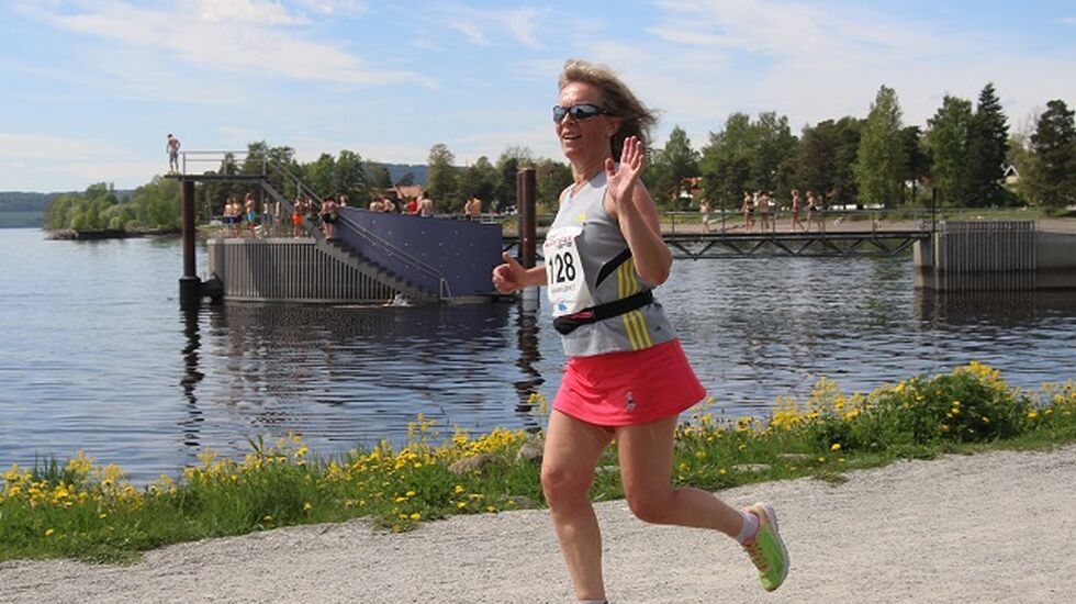 Ellen Wold, tidligere styremedlem i Kondis, passerer Norges mest berømte stupetårn på Koigen på de siste meterne av sitt milløp på Hamar lørdag. 