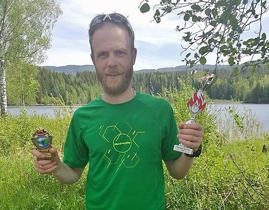 Morten Auset med seierpokalen. (Foto: Arrangøren)