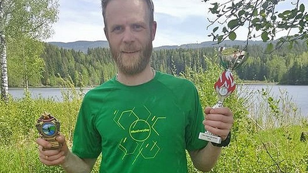 Morten Auset med seierpokalen. (Foto: Arrangøren)