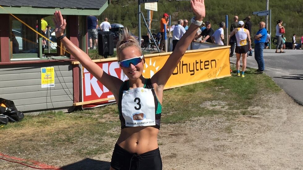 Cecilie jubler for seier og en bra tid i en tøff løype. (Privat foto)