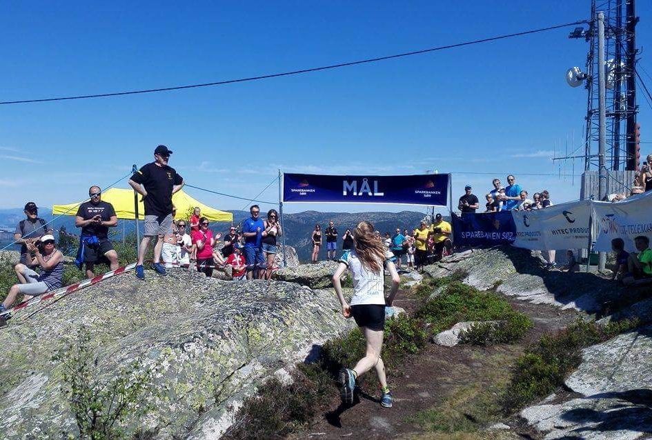 Lucia Philipp løper inn til suveren seier i kvinneklassen. (Foto: arrangøren)