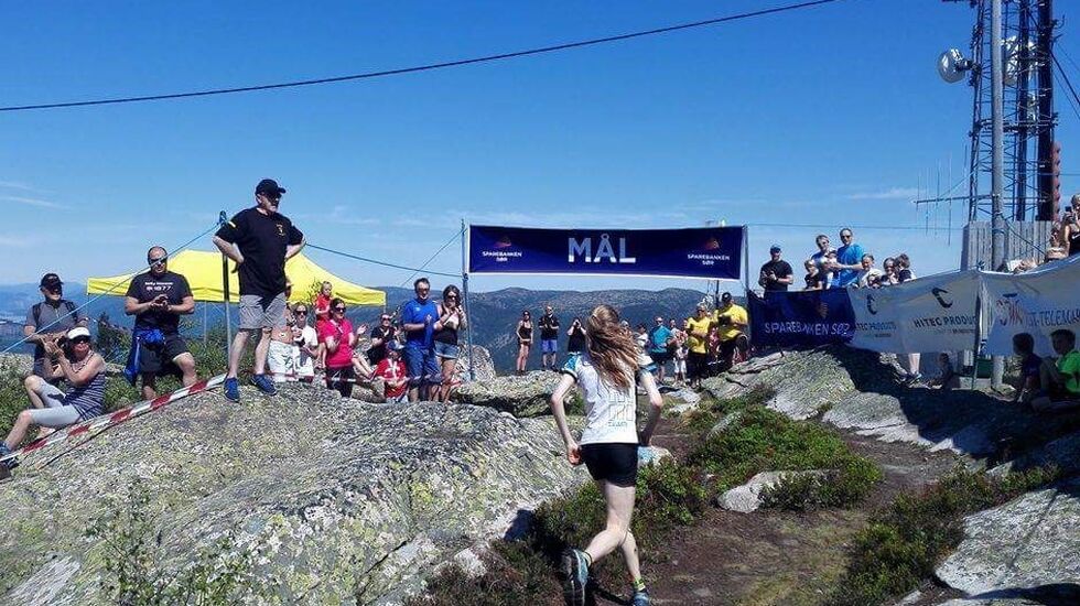 Lucia Philipp løper inn til suveren seier i kvinneklassen. (Foto: arrangøren)