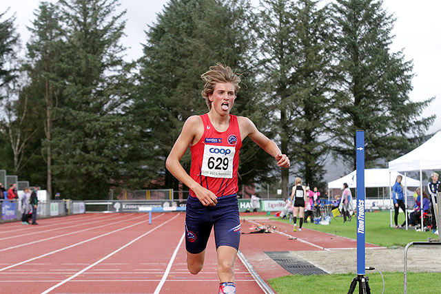 Lars Agnar Hjelmeset løper fort på friidrettsbanen, enten hindre er satt ut eller ei. (Arkivfoto: Tom Roger Johansen)