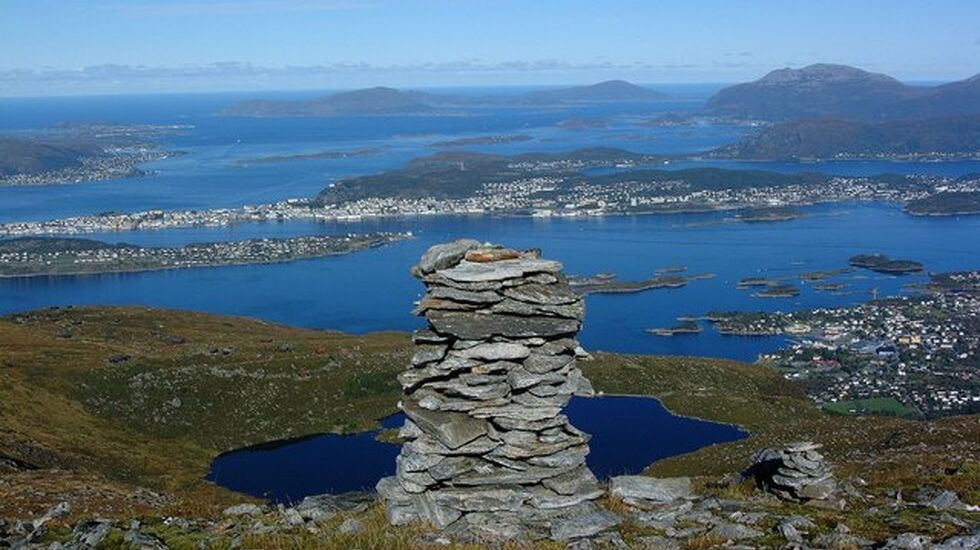 Varden er en av mange varder på toppen av Sulafjellet. Utsikten mot Langevåg, Ålesund og Nordøyene er ikke noe å si på. En tur på Vardane er et kjent begrep for mange sunnmøringer. Foto: Arrangør