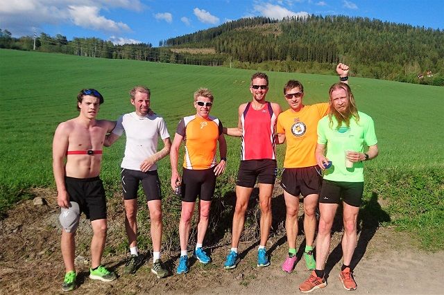 Seks av de beste i Gå-Joggens mot- og utforbakkeløp samlet etter løpet med Bjørgeberget i bakgrunnen. Fra v.: Sander Berntsen, Jan Hovde, Tommy Mikkelsen, Arild Dahl, vinner Thomas Pedersen og Øystein Thune. Seks av de beste i Gå-Joggens mot- og utforbakkeløp samlet etter løpet med Bjørgeberget i bakgrunnen. Fra v.: Sander Berntsen, Jan Hovde, Tommy Mikkelsen, Arild Dahl, vinner Thomas Pedersen og Øystein Thune.