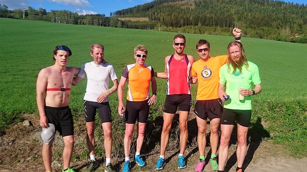 Seks av de beste i Gå-Joggens mot- og utforbakkeløp samlet etter løpet med Bjørgeberget i bakgrunnen. Fra v.: Sander Berntsen, Jan Hovde, Tommy Mikkelsen, Arild Dahl, vinner Thomas Pedersen og Øystein Thune.