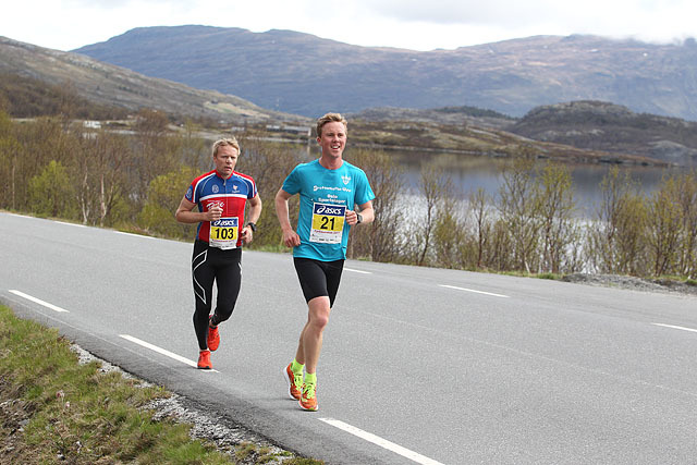 Langs Sjodalsvatnet: Første mila av Fjellmaraton er forholdsvis lett og følger langs nedre og øvre Sjodalsvatnet. Erland Eldrup (nr. 21) ledet halvveis. Her ligger han på andreplass med Ingve Nasvik på tredjeplass. (Foto: Kjell Vigestad)