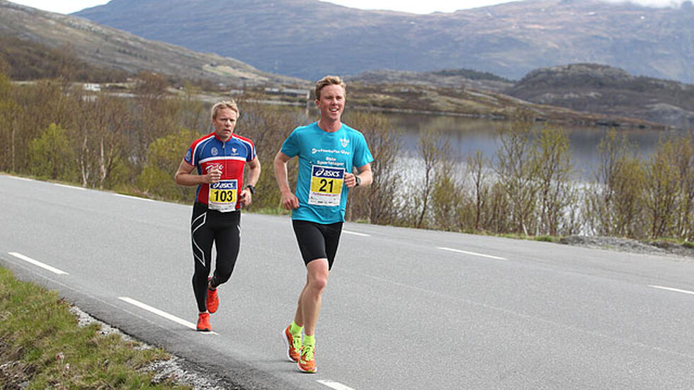 Langs Sjodalsvatnet: Første mila av Fjellmaraton er forholdsvis lett og følger langs nedre og øvre Sjodalsvatnet. Erland Eldrup (nr. 21) ledet halvveis. Her ligger han på andreplass med Ingve Nasvik på tredjeplass. (Foto: Kjell Vigestad) 