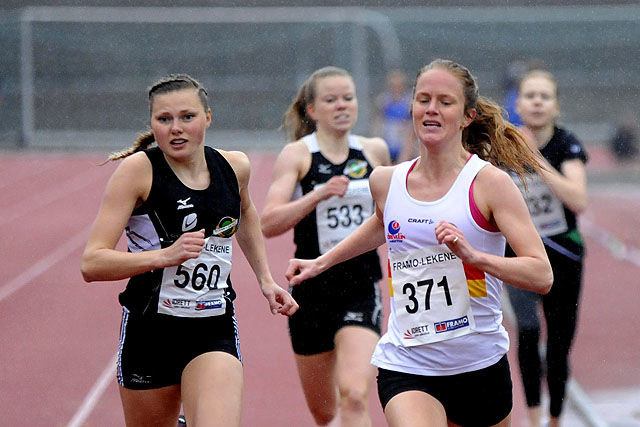 Innspurt mellom Silje Lindstad og Ingrid Kristiansen på 800 meter i Framolekene.