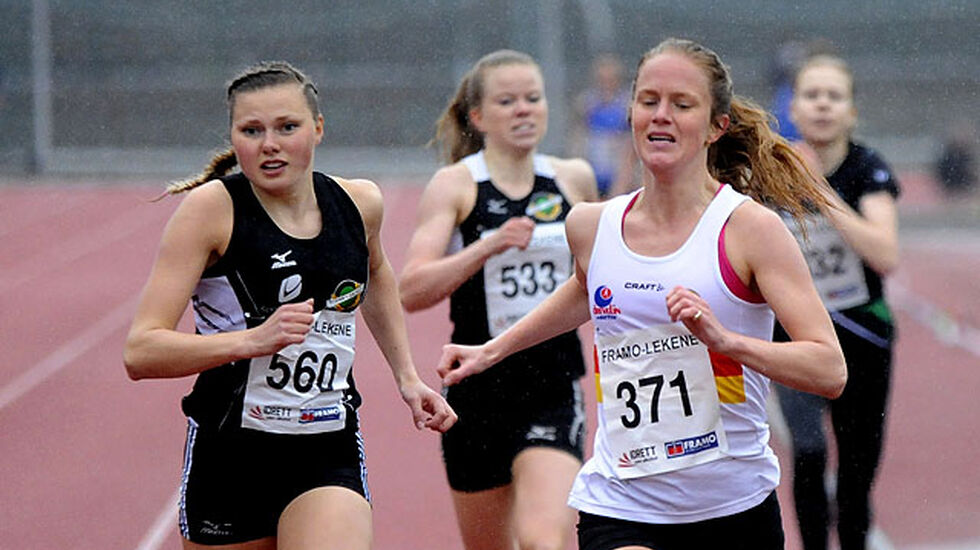 Innspurt mellom Silje Lindstad og Ingrid Kristiansen på 800 meter i Framolekene.
