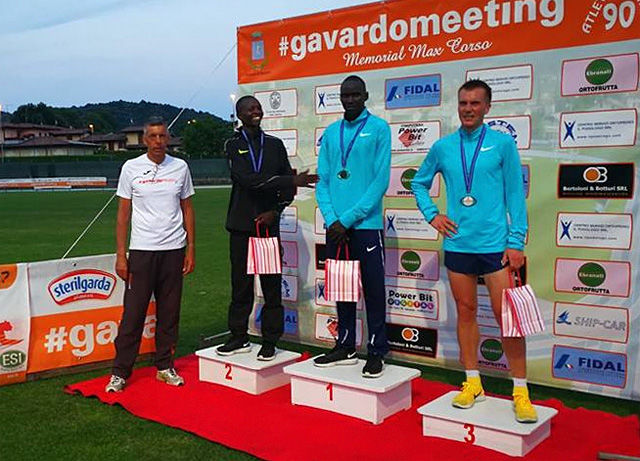 Sondre Nordstad Moen fikk tøff konkurranse fra Ronald Kwemoi som vant og Noah Kipkemboi som ble nummer to. (Foto: arrangøren) 