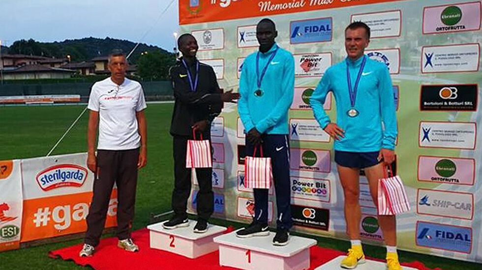 Sondre Nordstad Moen fikk tøff konkurranse fra Ronald Kwemoi som vant og Noah Kipkemboi som ble nummer to. (Foto: arrangøren) 