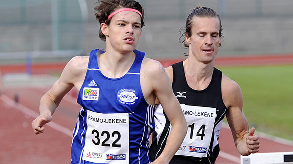 Hans-Magnus Haukøy passerer Erik Hovlandsdal når det gjenstår 1 runde, men Erik dro i fra ham i innspurten.