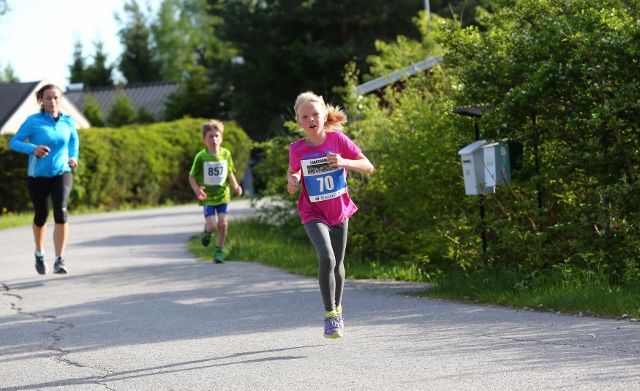 Barn løper alt de orker enten resultatlistene er alfabetiske eller tidsrangert. Her ser vi Pia i Langtrampen i Nannestad forrige uke, hun må foreløpig klare seg med ikke-rangert resultatliste. (Foto: Bjørn Hytjanstorp)