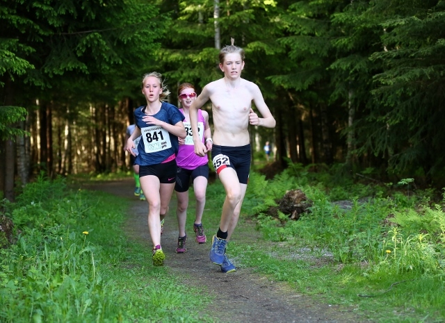 Tettrioen på 5,6 km med Sofia og Emil foran Martine. (Foto: Bjørn Hytjanstorp)