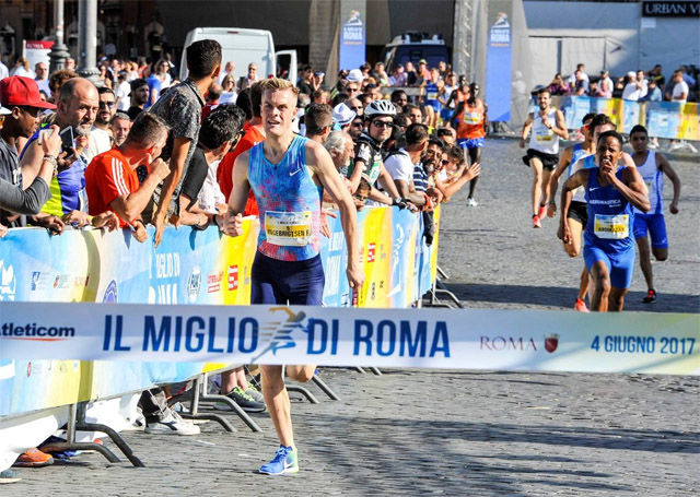 Filip Ingebrigtsen tok en klar seier i mileløpet Il Miglio de Roma. Bak skimter vi hans bror Jakob som ble nummer tre. (Foto: arrangøren) 