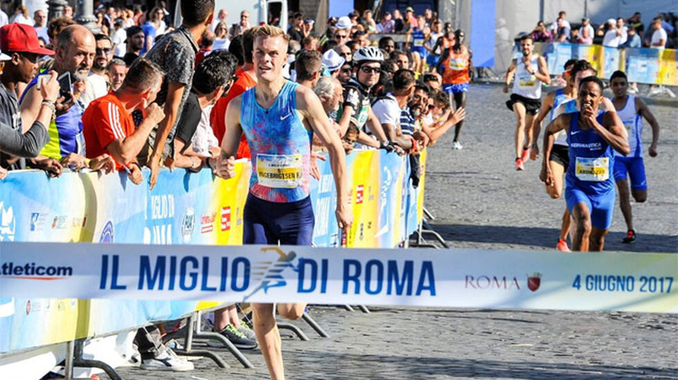 Filip Ingebrigtsen tok en klar seier i mileløpet Il Miglio de Roma. Bak skimter vi hans bror Jakob som ble nummer tre. (Foto: arrangøren) 