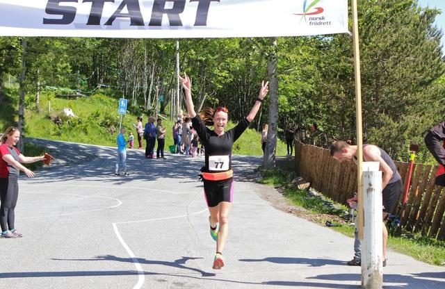 Angelika løper i mål som klassevinner i Kleivane Rundt. (Foto: Martin Hauge-Nilsen)