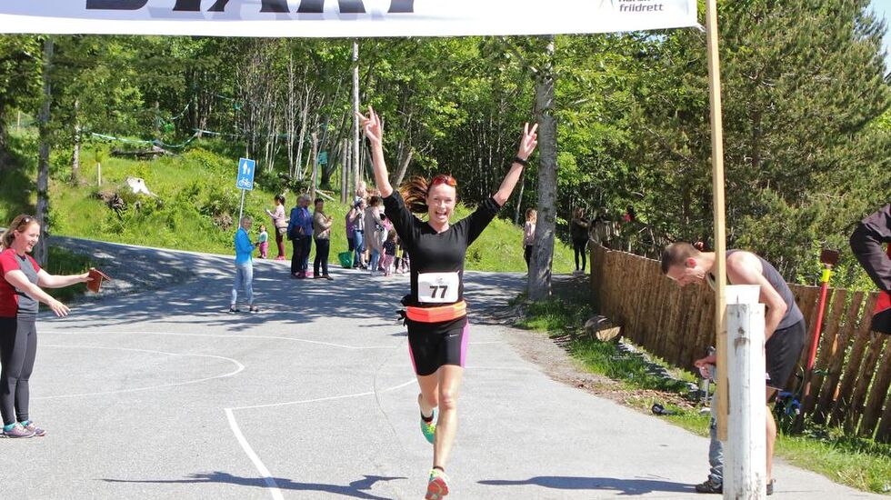 Angelika løper i mål som klassevinner i Kleivane Rundt. (Foto: Martin Hauge-Nilsen)