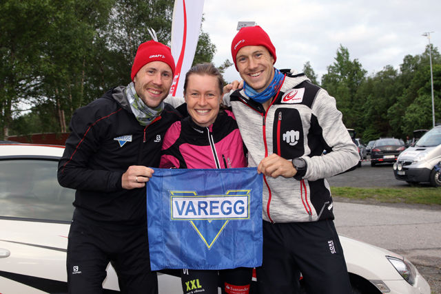 Stian Angermund-Vik, Henriette og Jonathan Albon har funnet fram Varegg flagget under premieutdelingen