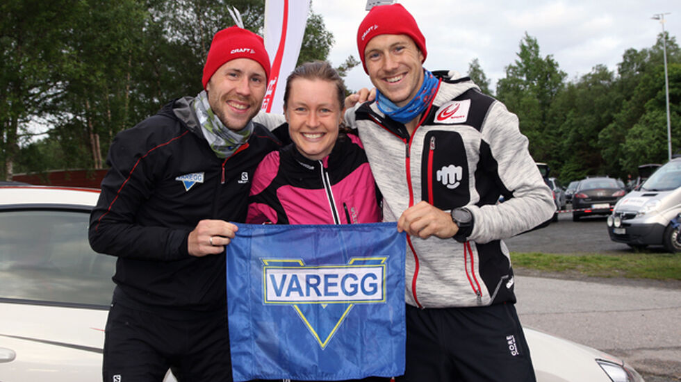 Stian Angermund-Vik, Henriette og Jonathan Albon har funnet fram Varegg flagget under premieutdelingen