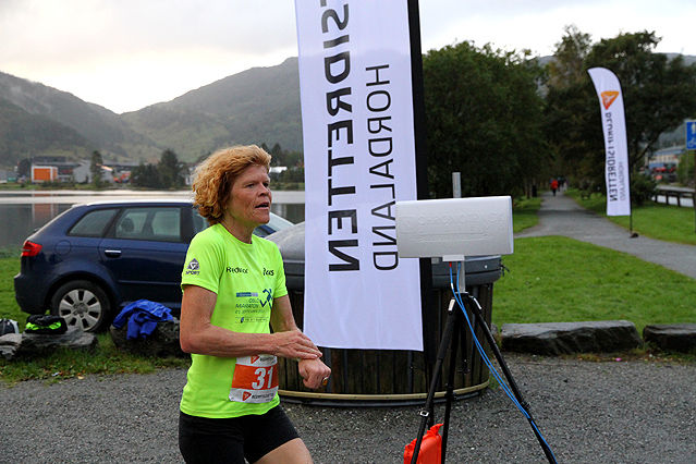 En av de beste veteranløperne i Bergen, Kristin Husby, løper i mål under Liavannet Rundt ifjor. Foto : Arne Dag Myking